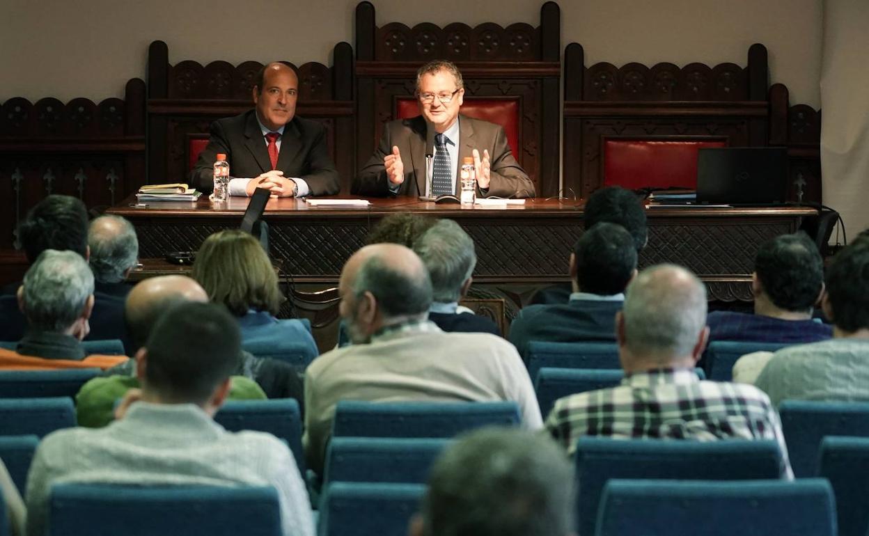 El consejero se dirige a los asistentes a la asamblea general de Coproga en Medina de Rioseco. 