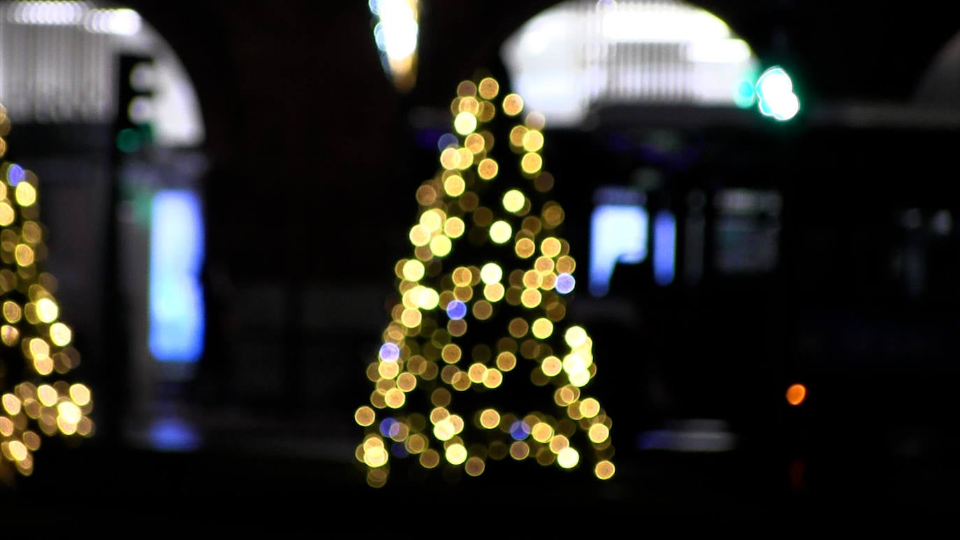 Un año más los taxistas de León ponen sus coches a disposición de las residencias de ancianos para que los más mayores peudan disfrutar de las luces navideñas que decoran el centro de la ciudad | Cerca de 40 residentes de Virgen del Camino y San Juan Pablo II participan en la iniciativa este 2022.