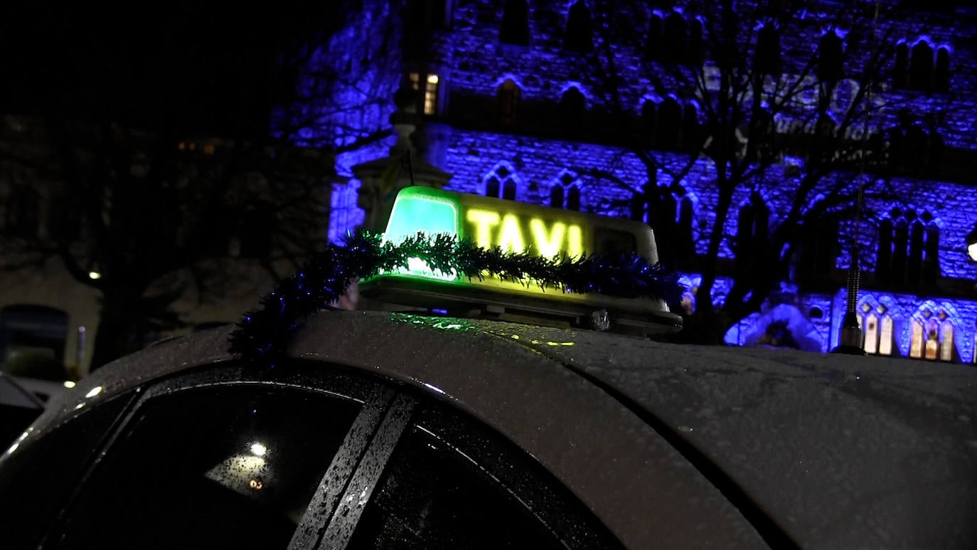 Un año más los taxistas de León ponen sus coches a disposición de las residencias de ancianos para que los más mayores peudan disfrutar de las luces navideñas que decoran el centro de la ciudad | Cerca de 40 residentes de Virgen del Camino y San Juan Pablo II participan en la iniciativa este 2022.