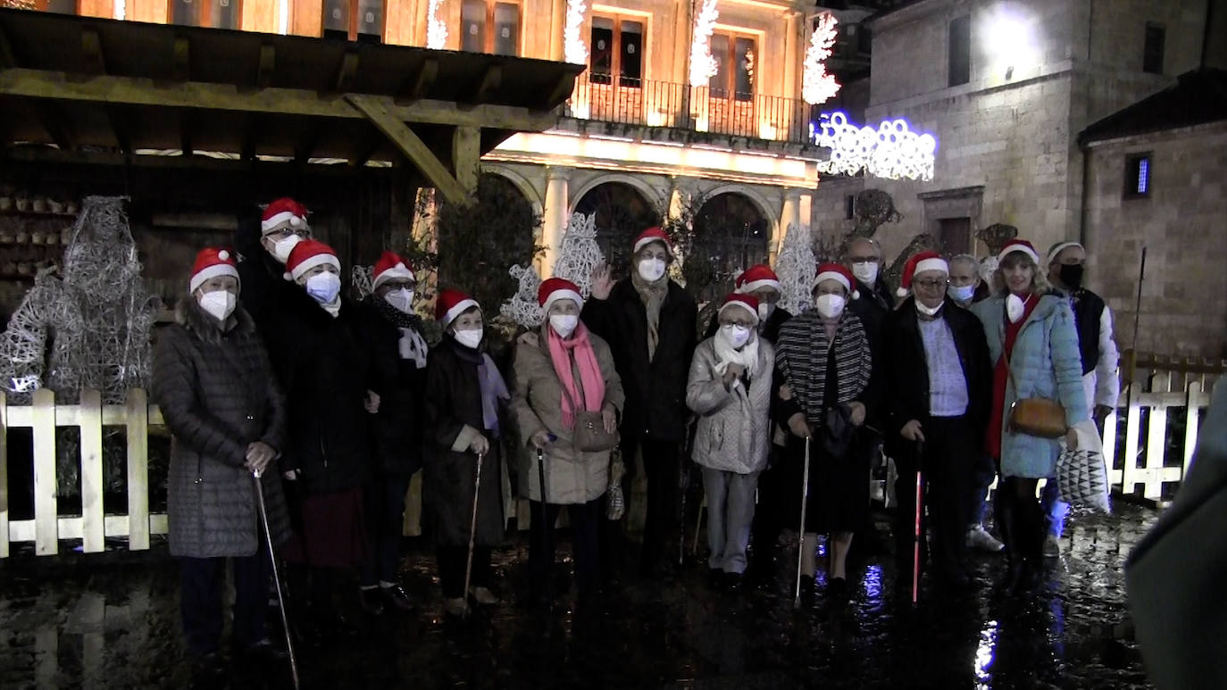 Un año más los taxistas de León ponen sus coches a disposición de las residencias de ancianos para que los más mayores peudan disfrutar de las luces navideñas que decoran el centro de la ciudad | Cerca de 40 residentes de Virgen del Camino y San Juan Pablo II participan en la iniciativa este 2022.