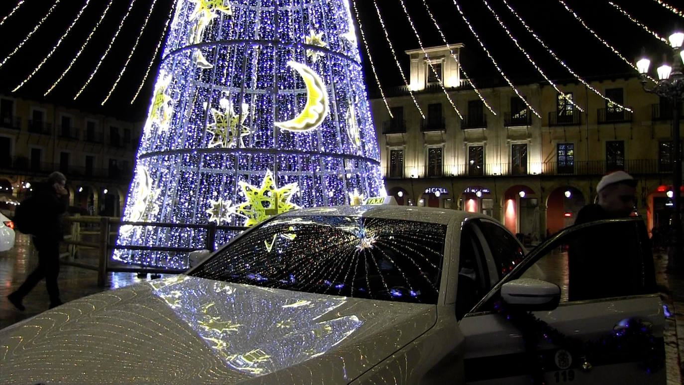 Un año más los taxistas de León ponen sus coches a disposición de las residencias de ancianos para que los más mayores peudan disfrutar de las luces navideñas que decoran el centro de la ciudad | Cerca de 40 residentes de Virgen del Camino y San Juan Pablo II participan en la iniciativa este 2022.