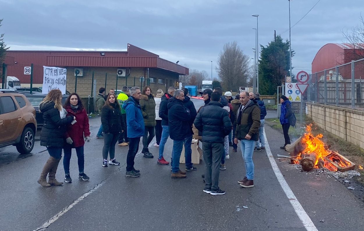 La huelga de la basura se inicia con un seguimiento del 'cien por cien' y el colapso en las plantas de transferencia. Los trabajadores de la UTE cumplen los servicios mínimos, con 40 empleados de los 170 de su plantilla, pero eso no evitará que la basura se haga visible en las calles a partir de este viernes. 