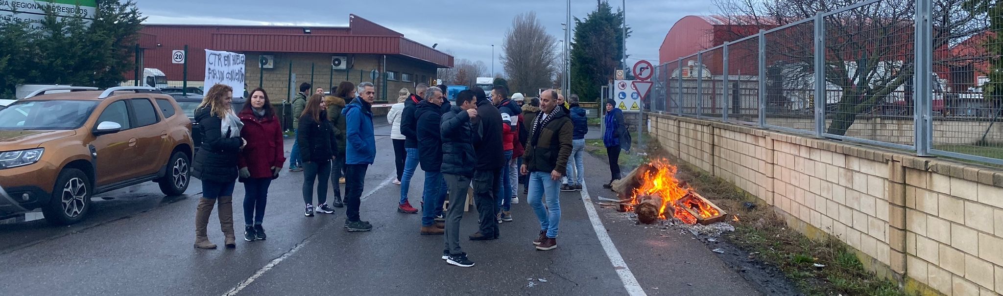 La huelga de la basura se inicia con un seguimiento del 'cien por cien' y el colapso en las plantas de transferencia. Los trabajadores de la UTE cumplen los servicios mínimos, con 40 empleados de los 170 de su plantilla, pero eso no evitará que la basura se haga visible en las calles a partir de este viernes. 