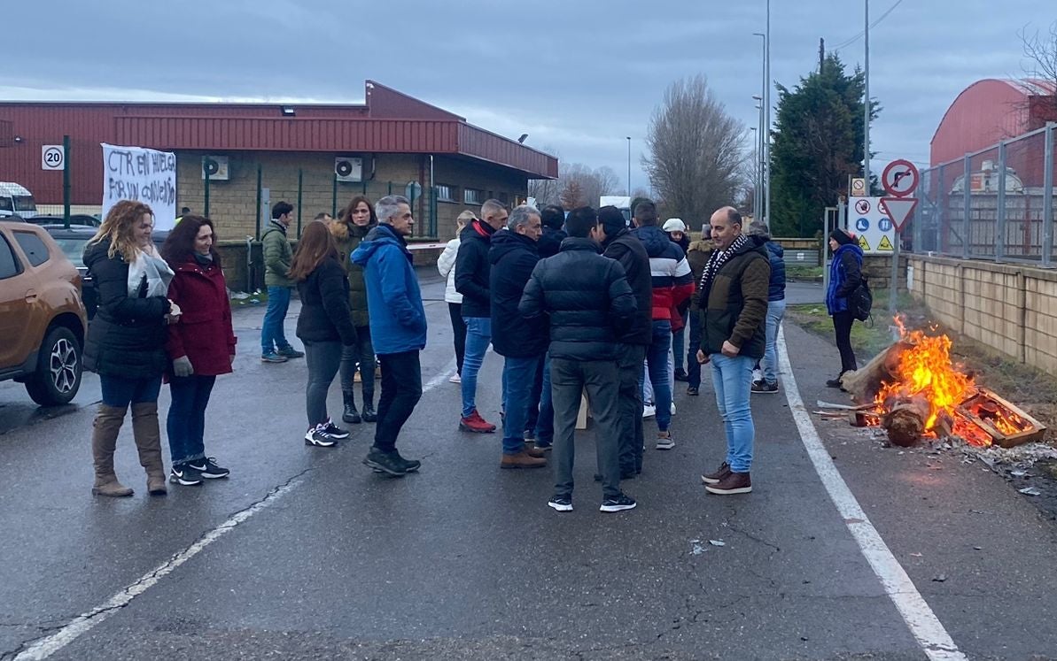 La huelga de la basura se inicia con un seguimiento del 'cien por cien' y el colapso en las plantas de transferencia. Los trabajadores de la UTE cumplen los servicios mínimos, con 40 empleados de los 170 de su plantilla, pero eso no evitará que la basura se haga visible en las calles a partir de este viernes. 