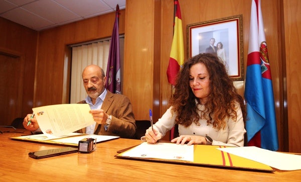 El presidente de la CHMS junto a la alcaldesa de Bembibre durante la firma del protocolo de colaboración.