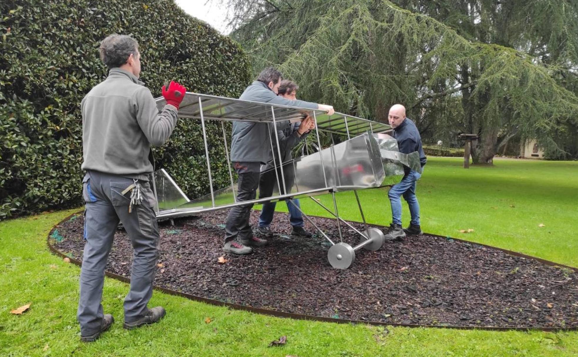 La obra del artista Carlos Cuenllas regresa a su lugar en el jardín de la Fundación Evaristo Valle.