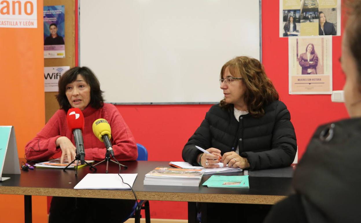 Carolina Fernández y Mar Fresno, durante la rueda de prensa de Secretariado Gitano este miércoles en León. 