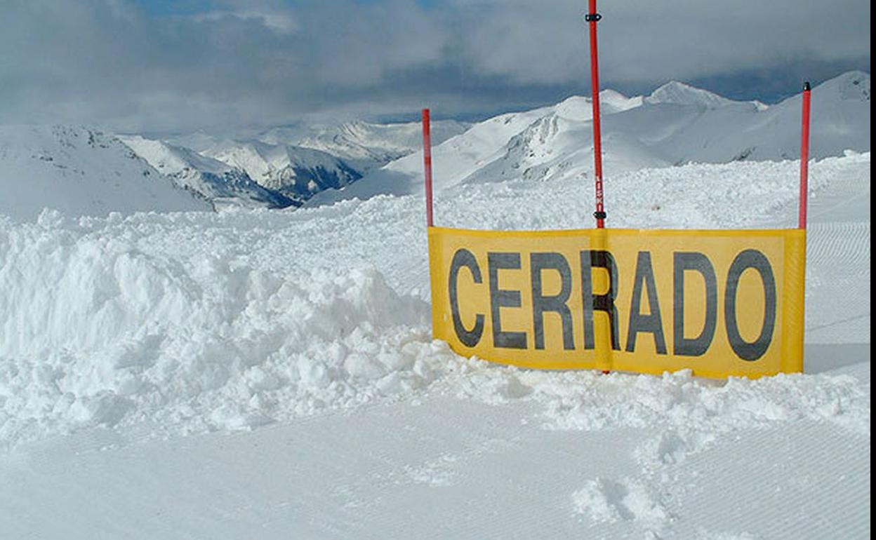 Imagen de un área cerrada para la práctica deportiva en la estación invernal de San Isidro. 