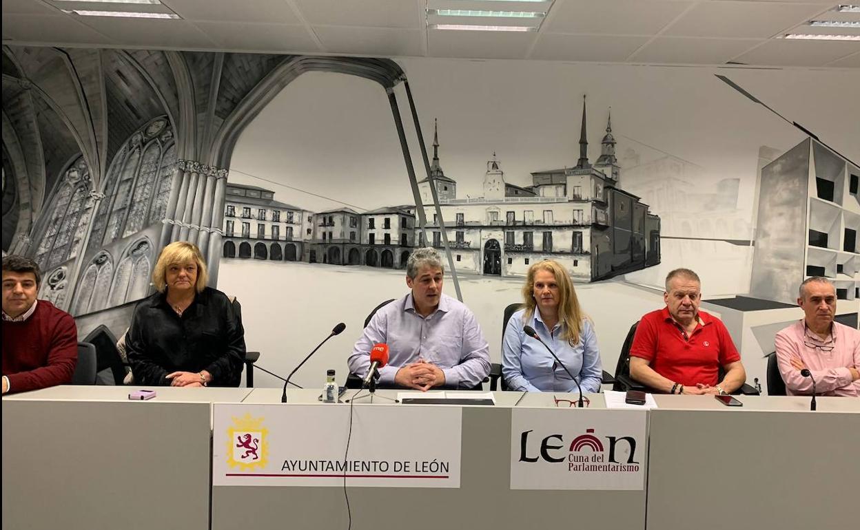 Miembros de la Junta de Personal Funcionario del Ayuntamiento de León durante la rueda de prensa en la que han pedido un acuerdo marco de condiciones laborales.
