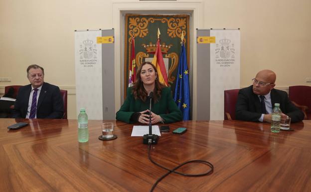 La delegada del Gobierno en Castilla y León, Virginia Barcones, y el delegado para la Comunidad de la Agencia Estatal de Meteorología, Manuel Mora, informan sobre los principales datos climáticos del otoño y sobre la previsión que hace AEMET sobre el tiempo durante el invierno. Les acompaña el subdelegado del Gobierno en León, Faustino Sánchez. 