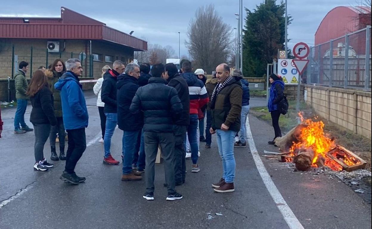 Los trabajadores de Legio VII, durante el piquete en la Planta de Transferencia de León capital. 