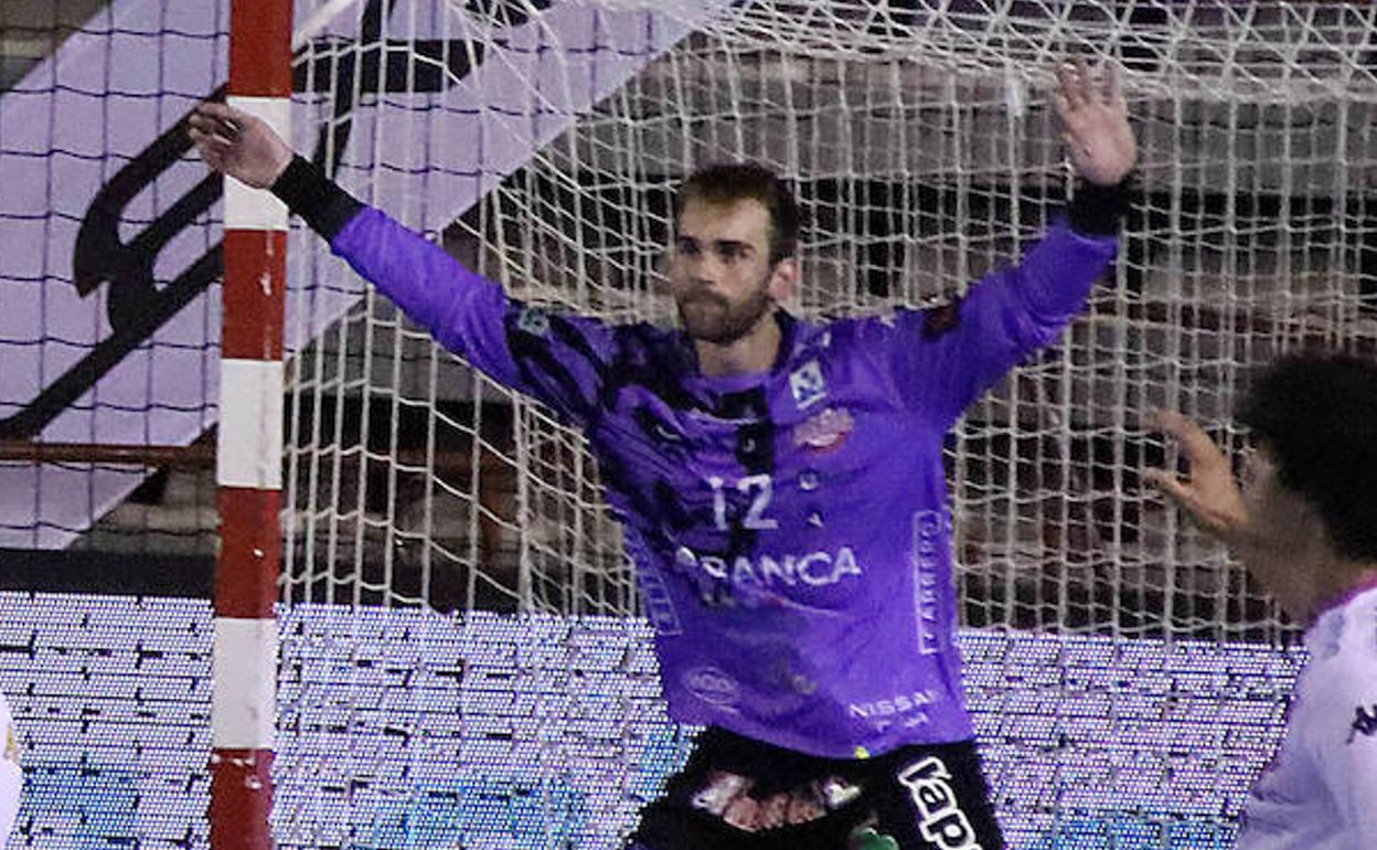 Panos, en un partido con el Abanca Ademar.