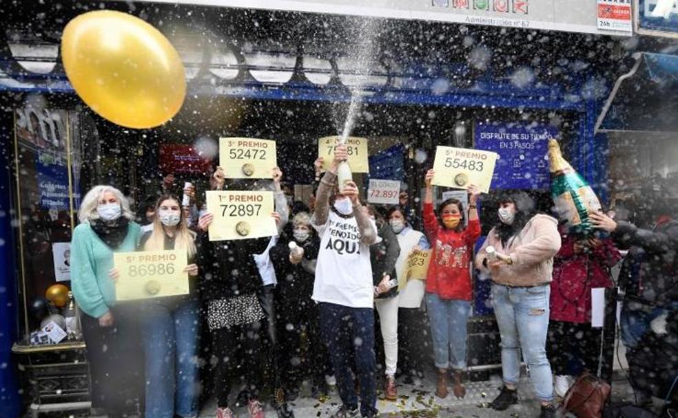 Imagen de la celebración del primer premio de la Lotería de Navidad en Boñar. 