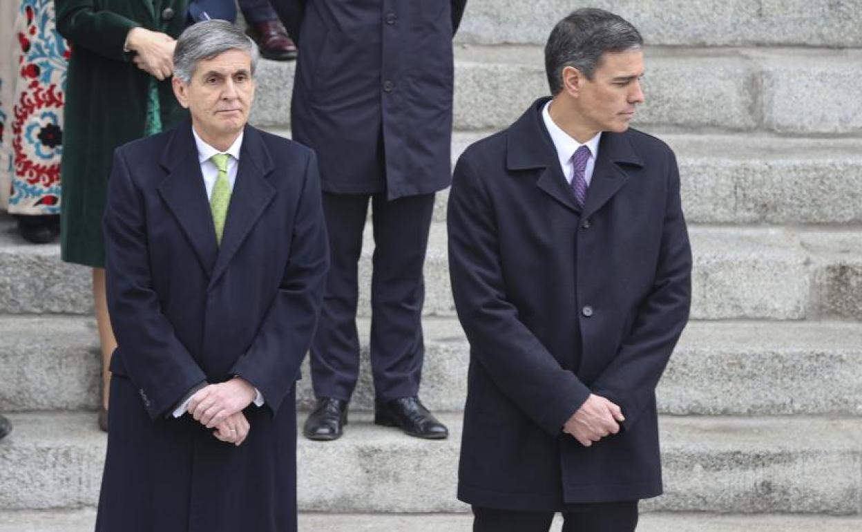 El presidente del Constitucional, Pedro González-Trevijano, y el presidente del Gobierno, Pedro Sánchez, el pasado 6 de diciembre durante la celebración del Día de la Constitución