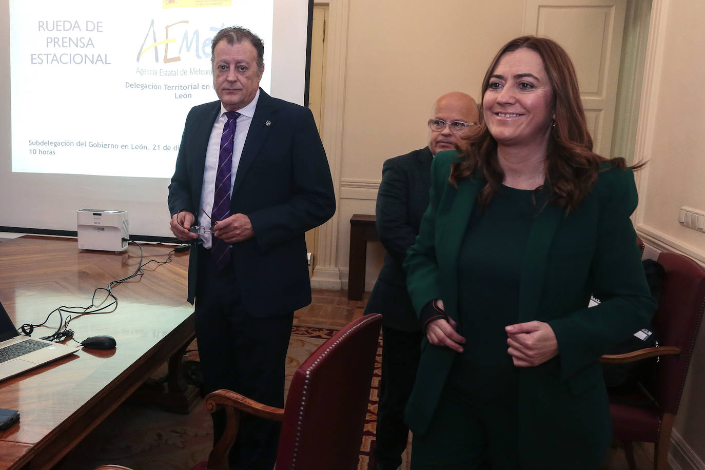 La delegada del Gobierno en Castilla y León, Virginia Barcones, y el delegado para la Comunidad de la Agencia Estatal de Meteorología, Manuel Mora, informan sobre los principales datos climáticos del otoño y sobre la previsión que hace AEMET sobre el tiempo durante el invierno. Les acompaña el subdelegado del Gobierno en León, Faustino Sánchez. 