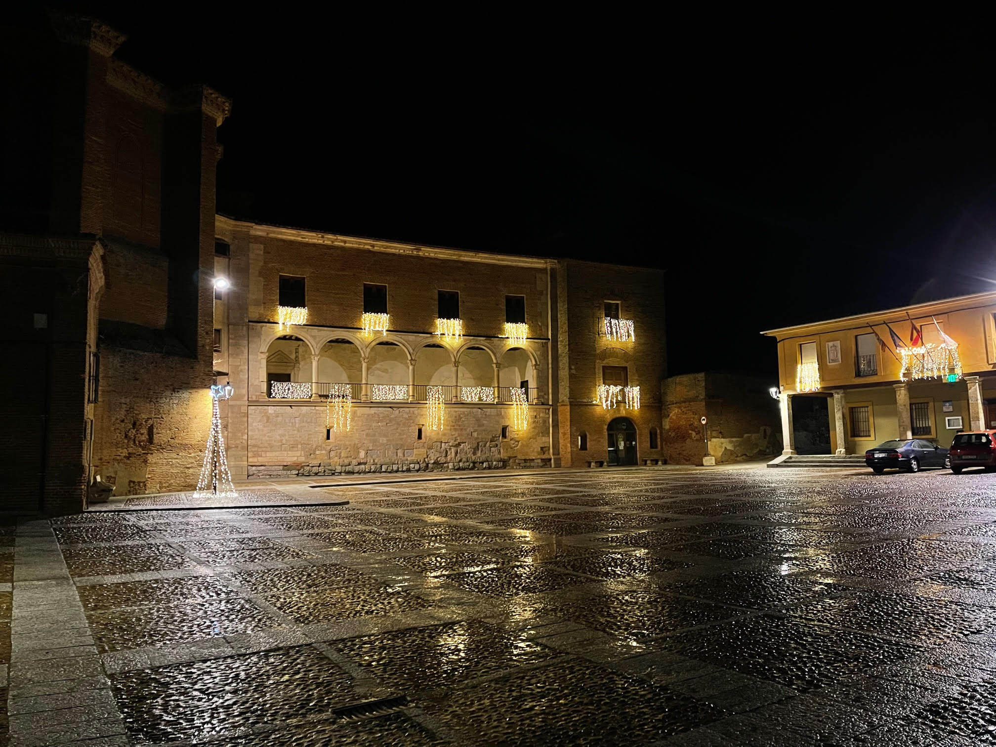 Palacio de los Vega iluminado en Grajal de Campos. 