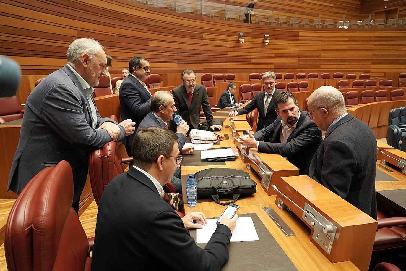 El consejero de Economía y Hacienda, Carlos Fernández Carriedo, durante el Pleno monográfico de los Presupuestos Generales de la Comunidad para 2023