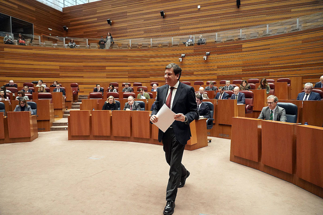 El consejero de Economía y Hacienda, Carlos Fernández Carriedo, durante el Pleno monográfico de los Presupuestos Generales de la Comunidad para 2023