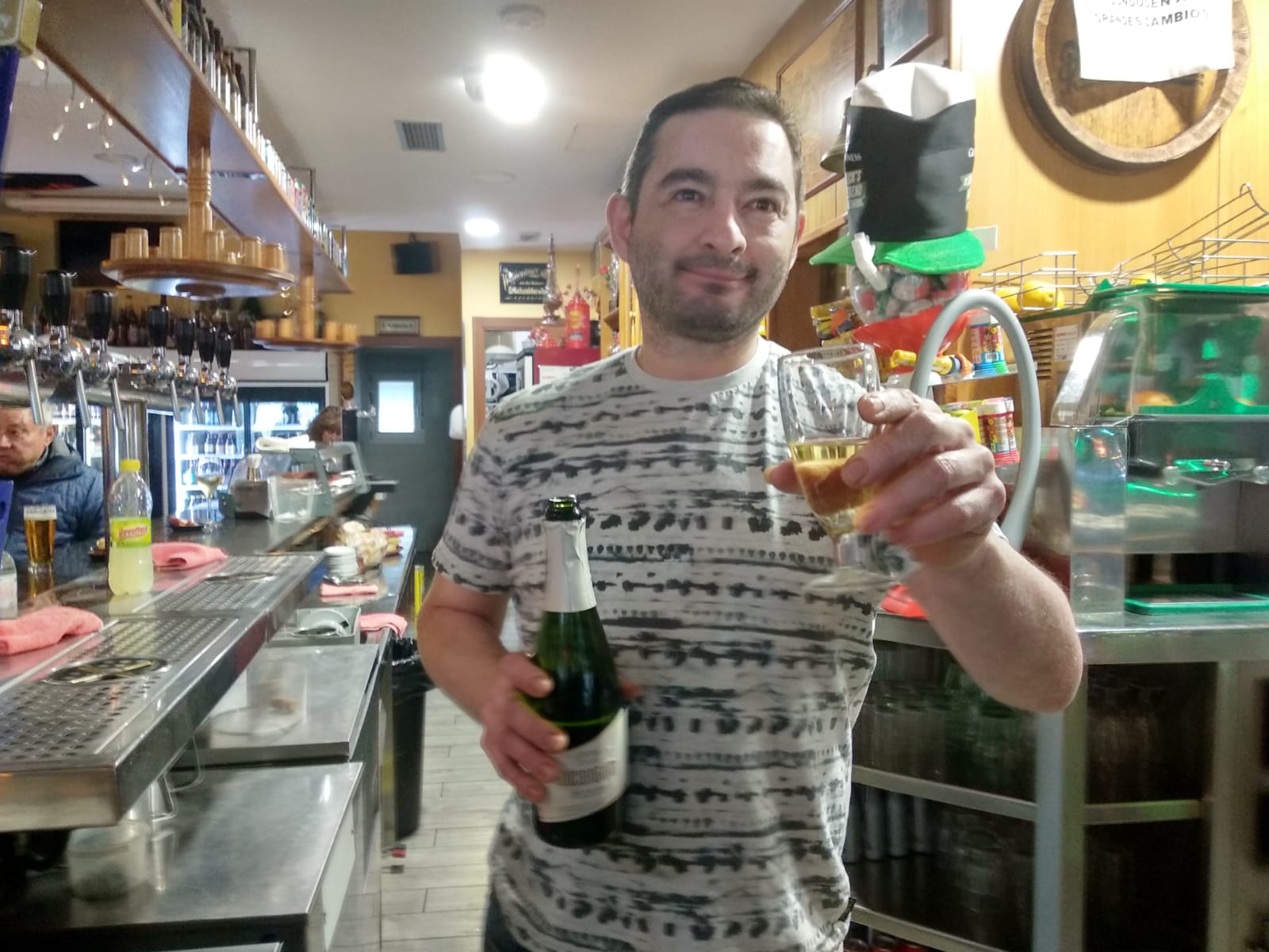 La suerte sonrió hoy al bar Moderno de la localidad ponferradina de Columbrianos, donde se vendieron 30 décimos del Gordo de la Navidad. Tras la barra, el propietario del local, José Ángel Álvarez, dejaba ver su ilusión tras repartir un total de 12 millones de euros entre sus clientes habituales. «Está repartido por la zona», señalaba José Ángel, que confió en que los agraciados puedan disfrutar de su premio.