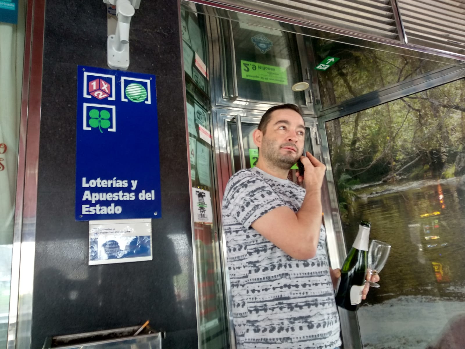 La suerte sonrió hoy al bar Moderno de la localidad ponferradina de Columbrianos, donde se vendieron 30 décimos del Gordo de la Navidad. Tras la barra, el propietario del local, José Ángel Álvarez, dejaba ver su ilusión tras repartir un total de 12 millones de euros entre sus clientes habituales. «Está repartido por la zona», señalaba José Ángel, que confió en que los agraciados puedan disfrutar de su premio.