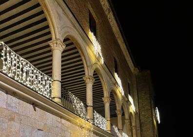 Imagen secundaria 1 - Palacio de los Vega iluminado en Grajal de Campos. 