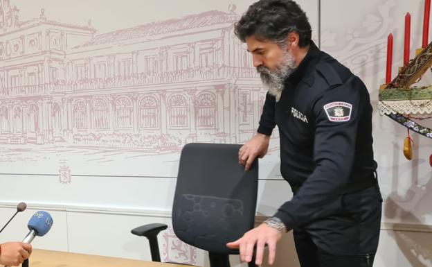 El intendente jefe de la Policía Local de León atiende a los medios de comunicación tras el premio de la Lotería.