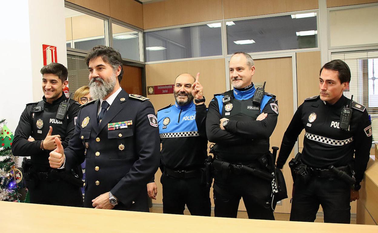 El intendente jefe de la Policía Local de León celebra con varios agentes el premio que han recibido en la Comisaría leonesa. 