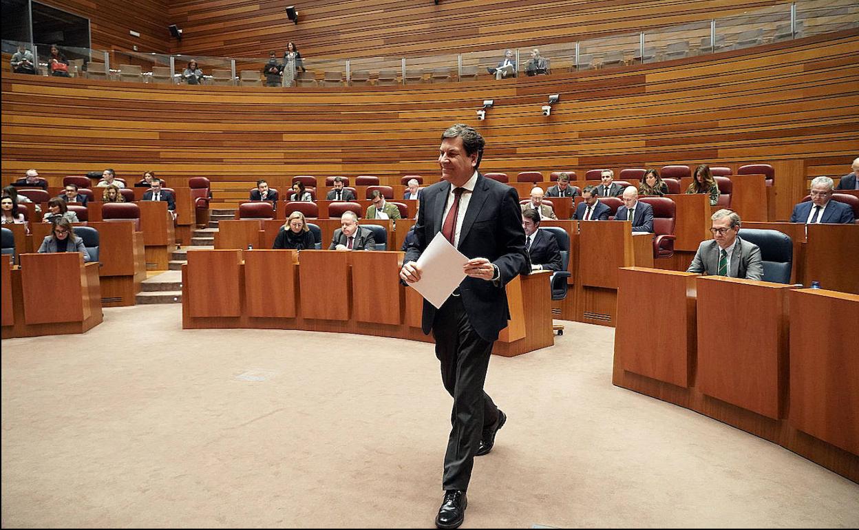 El consejero de Economía y Hacienda, Carlos Fernández Carriedo, durante el Pleno monográfico de los Presupuestos Generales de la Comunidad para 2023.