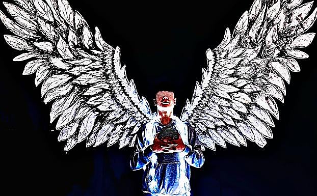 Galería. Uno de los alumnos reflejados con sus alas.