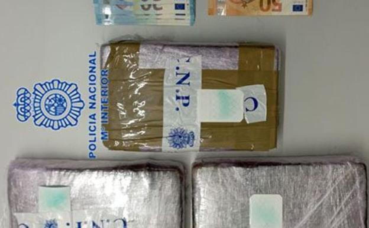 Imagen parcial de la droga y el dinero incautado en el control. 