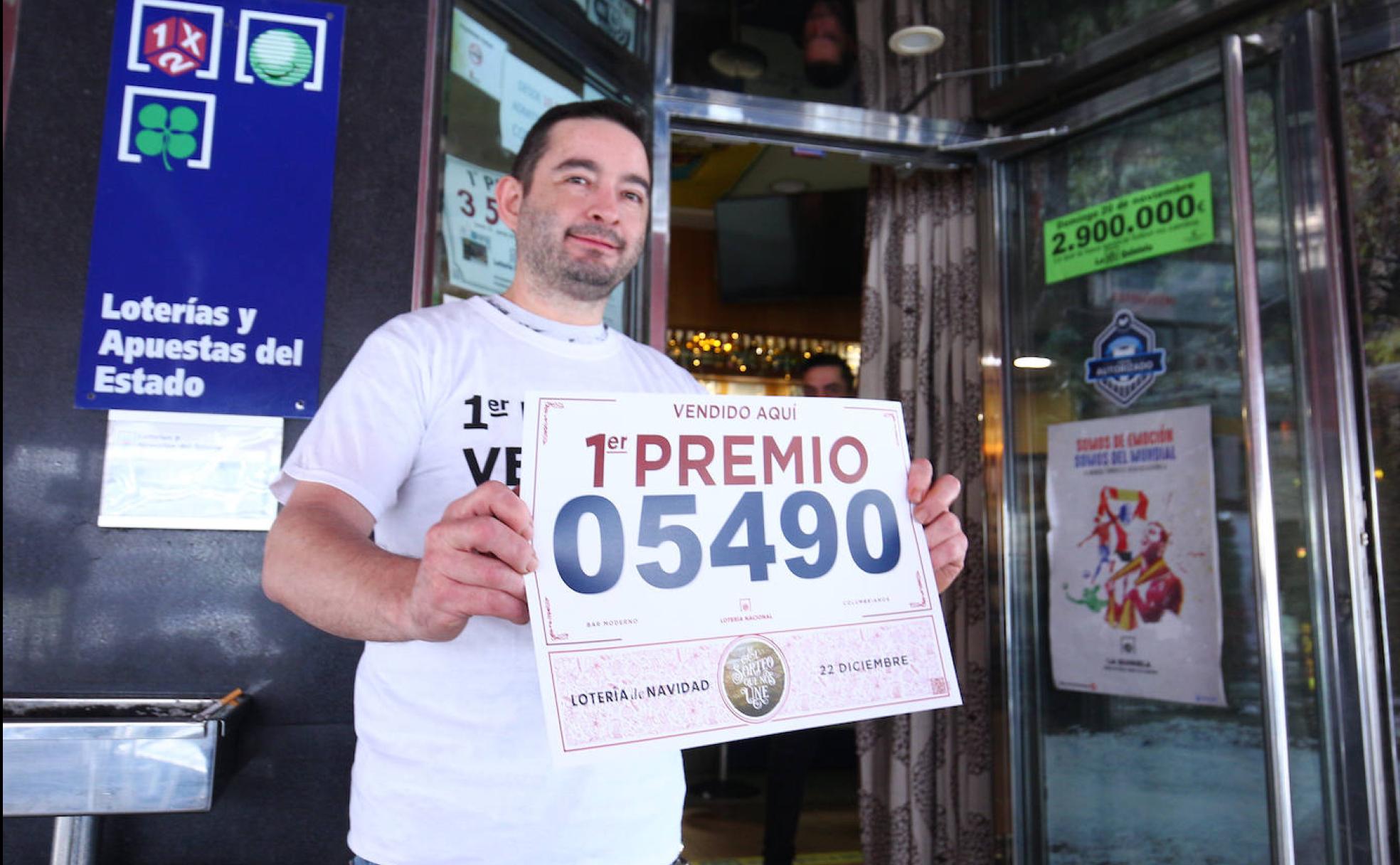 El propietario del bar Moderno de Columbrianos celebra el premio del Gordo de Navidad.