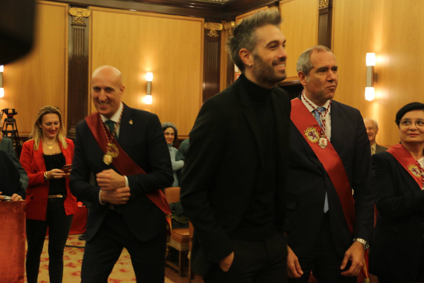 Un emocionado Dani Martínez recoge hoy en el salón de plenos del Ayuntamiento de León y de manos de su alcalde el título que reconoce al cómico como hijo predilecto de la ciudad | Rodeado de su familia y de la corporación municipal, se ha reconocido como «un leonés más que ha tenido la suerte de tener el altavoz para decir lo que todos los leoneses sentimos».