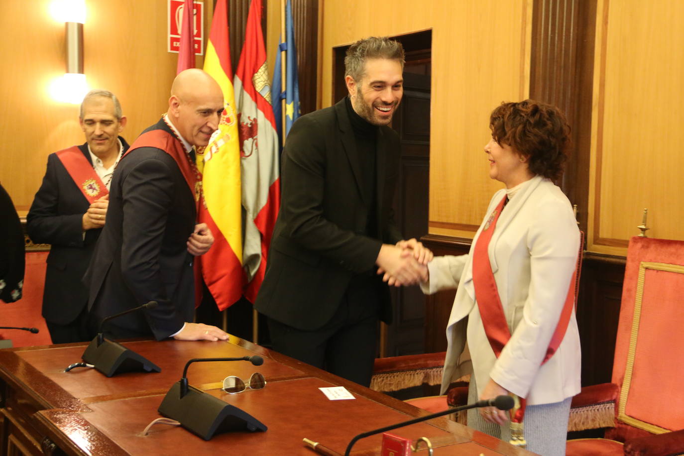 Un emocionado Dani Martínez recoge hoy en el salón de plenos del Ayuntamiento de León y de manos de su alcalde el título que reconoce al cómico como hijo predilecto de la ciudad | Rodeado de su familia y de la corporación municipal, se ha reconocido como «un leonés más que ha tenido la suerte de tener el altavoz para decir lo que todos los leoneses sentimos».