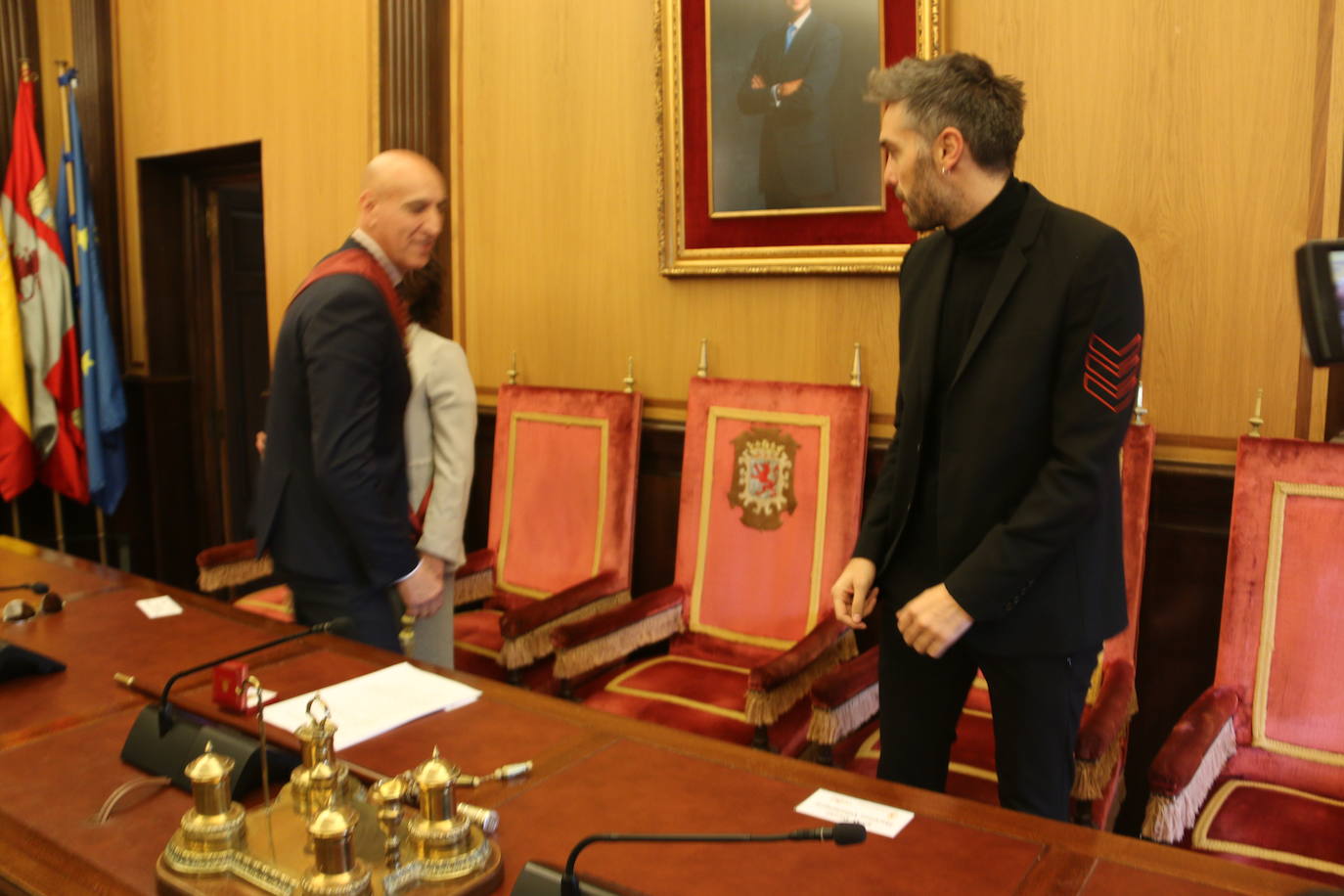 Un emocionado Dani Martínez recoge hoy en el salón de plenos del Ayuntamiento de León y de manos de su alcalde el título que reconoce al cómico como hijo predilecto de la ciudad | Rodeado de su familia y de la corporación municipal, se ha reconocido como «un leonés más que ha tenido la suerte de tener el altavoz para decir lo que todos los leoneses sentimos».