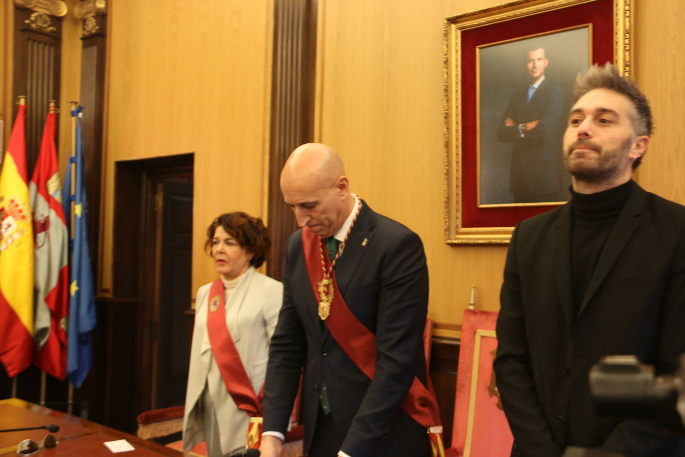 Un emocionado Dani Martínez recoge hoy en el salón de plenos del Ayuntamiento de León y de manos de su alcalde el título que reconoce al cómico como hijo predilecto de la ciudad | Rodeado de su familia y de la corporación municipal, se ha reconocido como «un leonés más que ha tenido la suerte de tener el altavoz para decir lo que todos los leoneses sentimos».