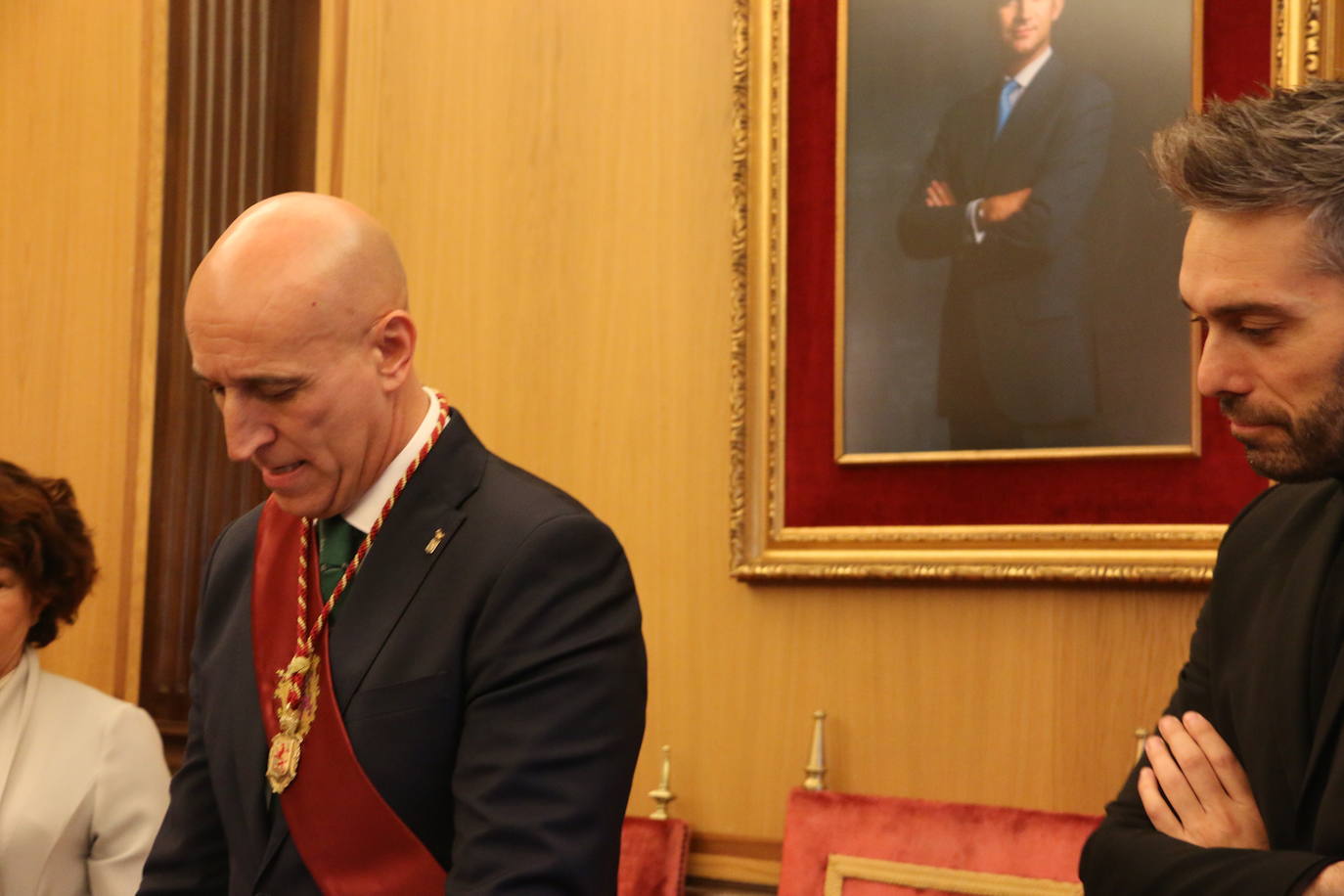 Un emocionado Dani Martínez recoge hoy en el salón de plenos del Ayuntamiento de León y de manos de su alcalde el título que reconoce al cómico como hijo predilecto de la ciudad | Rodeado de su familia y de la corporación municipal, se ha reconocido como «un leonés más que ha tenido la suerte de tener el altavoz para decir lo que todos los leoneses sentimos».