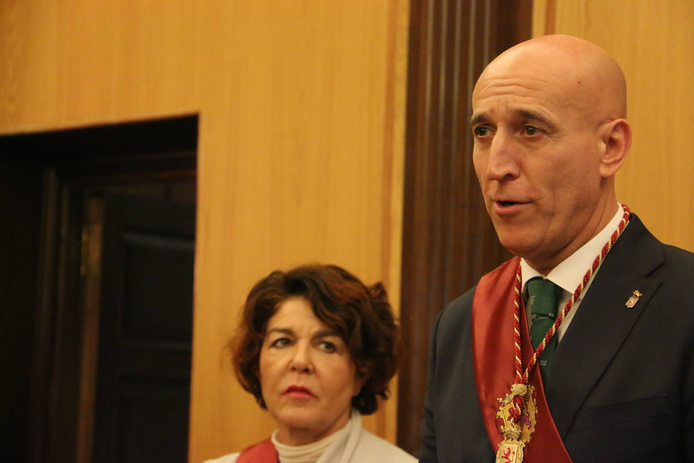 Un emocionado Dani Martínez recoge hoy en el salón de plenos del Ayuntamiento de León y de manos de su alcalde el título que reconoce al cómico como hijo predilecto de la ciudad | Rodeado de su familia y de la corporación municipal, se ha reconocido como «un leonés más que ha tenido la suerte de tener el altavoz para decir lo que todos los leoneses sentimos».