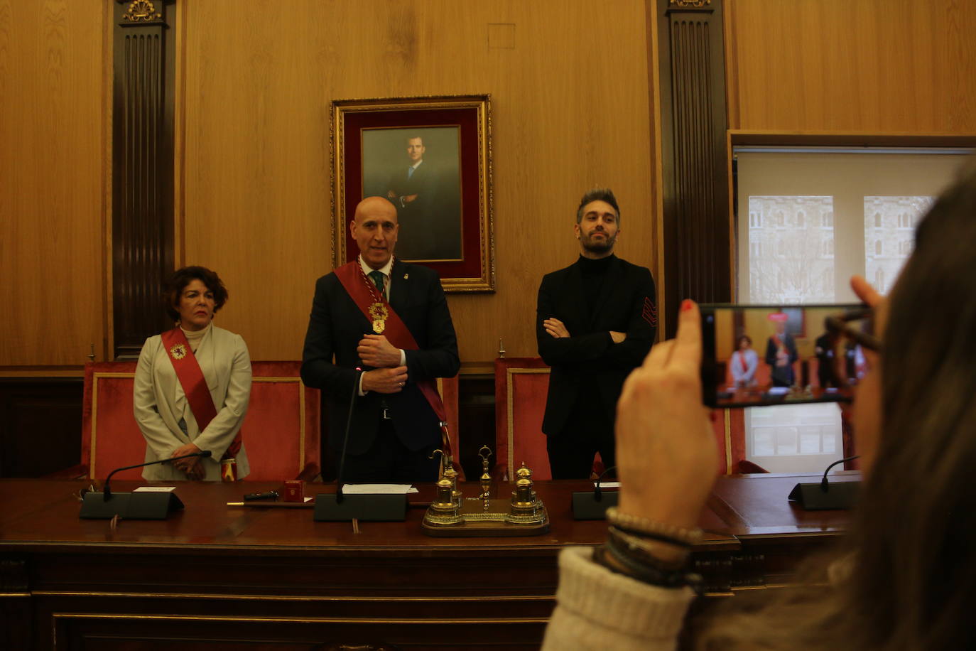 Un emocionado Dani Martínez recoge hoy en el salón de plenos del Ayuntamiento de León y de manos de su alcalde el título que reconoce al cómico como hijo predilecto de la ciudad | Rodeado de su familia y de la corporación municipal, se ha reconocido como «un leonés más que ha tenido la suerte de tener el altavoz para decir lo que todos los leoneses sentimos».