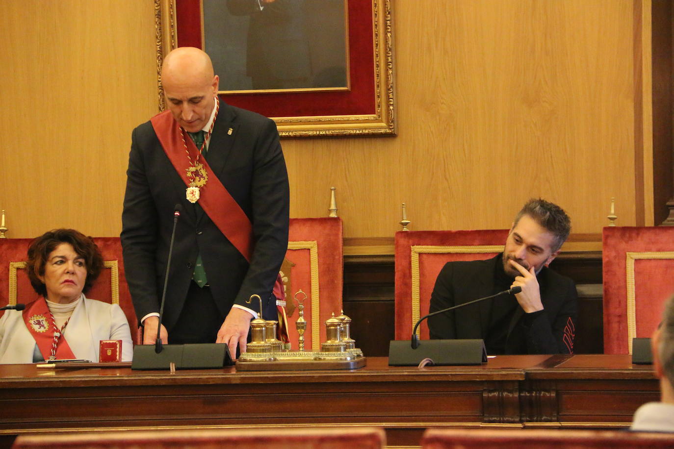 Un emocionado Dani Martínez recoge hoy en el salón de plenos del Ayuntamiento de León y de manos de su alcalde el título que reconoce al cómico como hijo predilecto de la ciudad | Rodeado de su familia y de la corporación municipal, se ha reconocido como «un leonés más que ha tenido la suerte de tener el altavoz para decir lo que todos los leoneses sentimos».