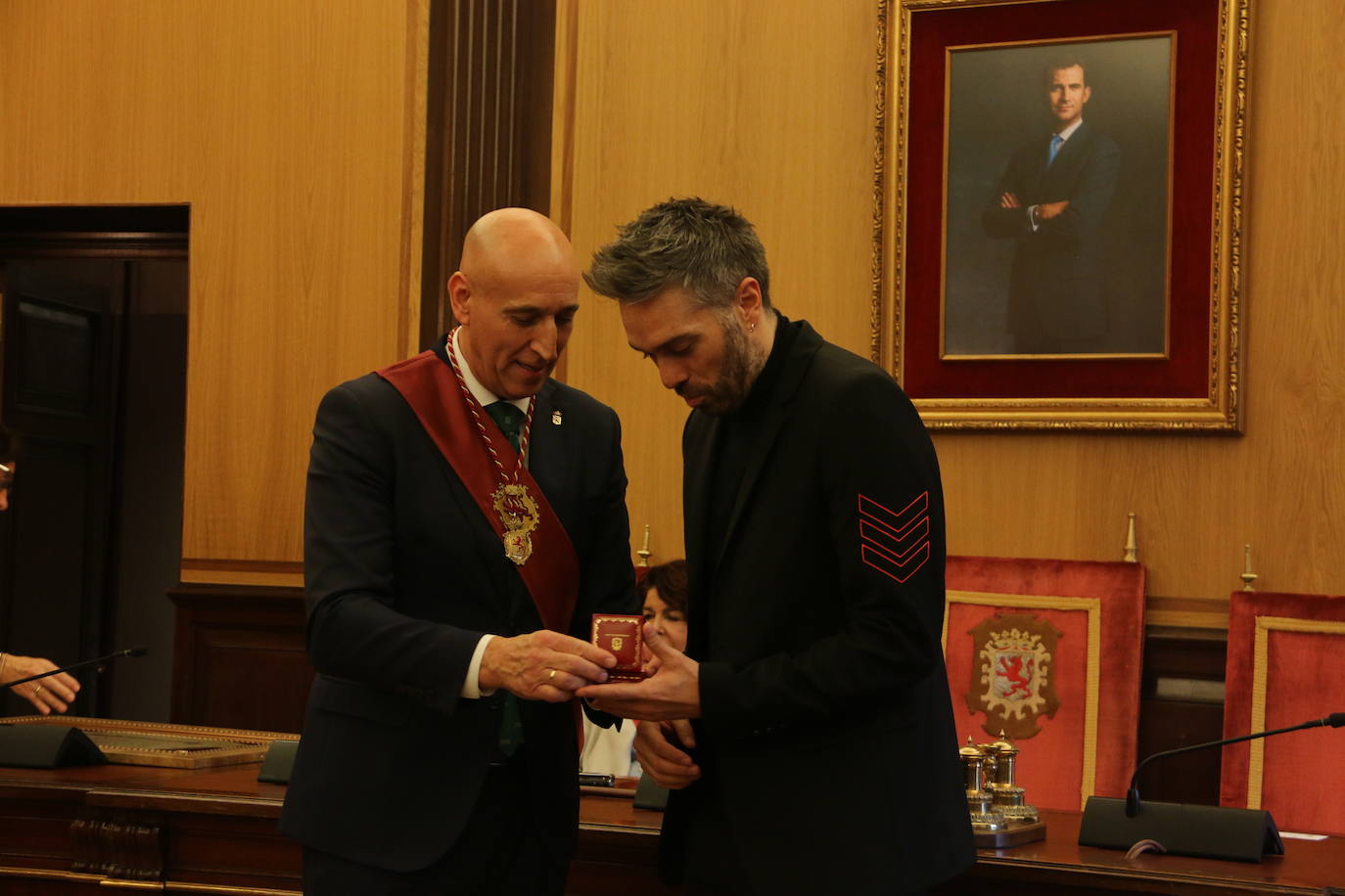 Un emocionado Dani Martínez recoge hoy en el salón de plenos del Ayuntamiento de León y de manos de su alcalde el título que reconoce al cómico como hijo predilecto de la ciudad | Rodeado de su familia y de la corporación municipal, se ha reconocido como «un leonés más que ha tenido la suerte de tener el altavoz para decir lo que todos los leoneses sentimos».