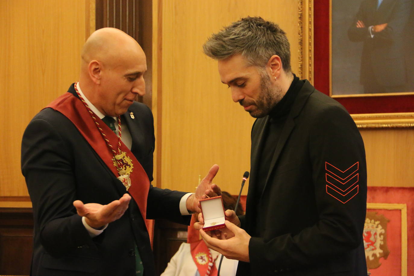 Un emocionado Dani Martínez recoge hoy en el salón de plenos del Ayuntamiento de León y de manos de su alcalde el título que reconoce al cómico como hijo predilecto de la ciudad | Rodeado de su familia y de la corporación municipal, se ha reconocido como «un leonés más que ha tenido la suerte de tener el altavoz para decir lo que todos los leoneses sentimos».