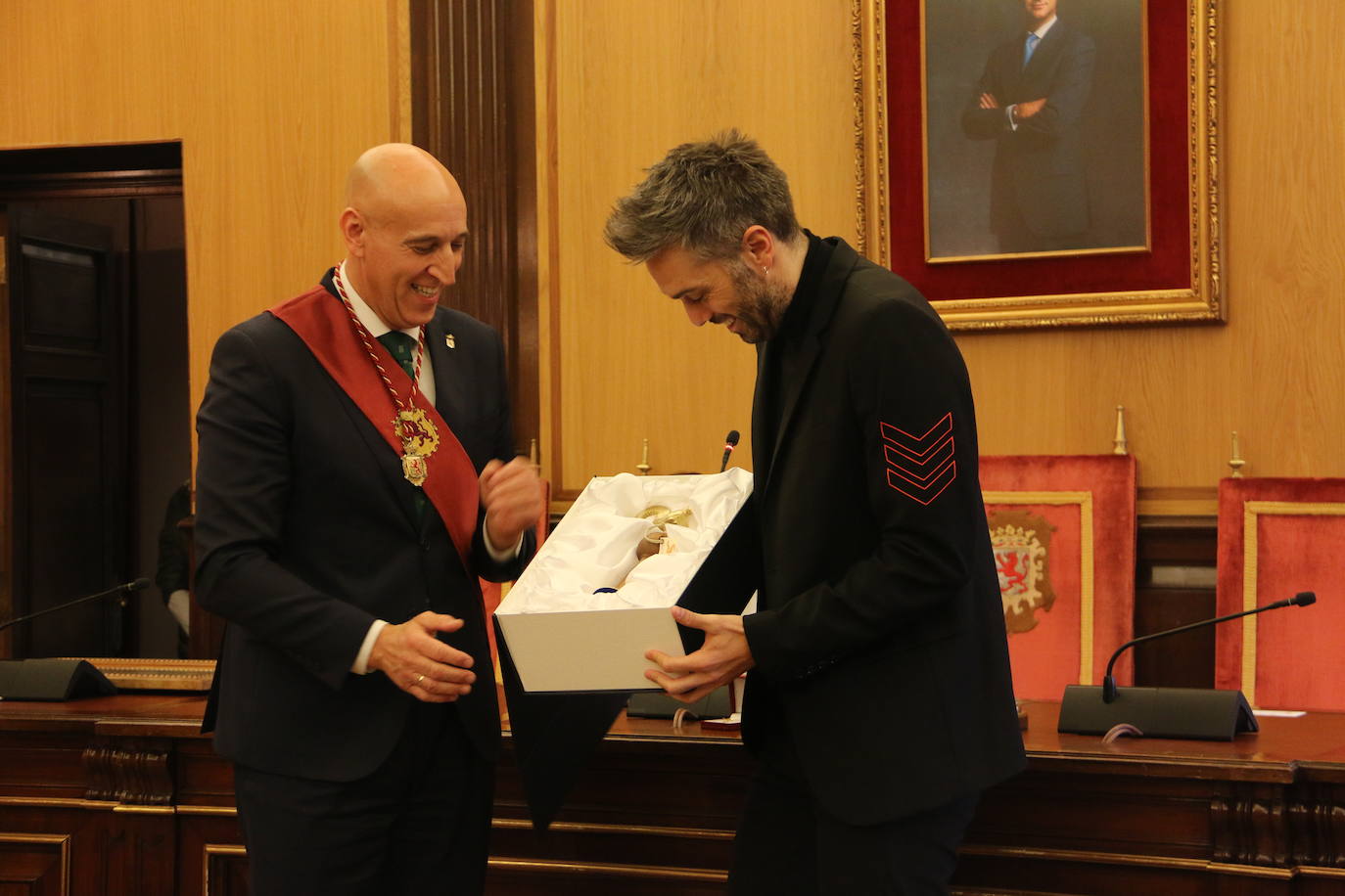 Un emocionado Dani Martínez recoge hoy en el salón de plenos del Ayuntamiento de León y de manos de su alcalde el título que reconoce al cómico como hijo predilecto de la ciudad | Rodeado de su familia y de la corporación municipal, se ha reconocido como «un leonés más que ha tenido la suerte de tener el altavoz para decir lo que todos los leoneses sentimos».