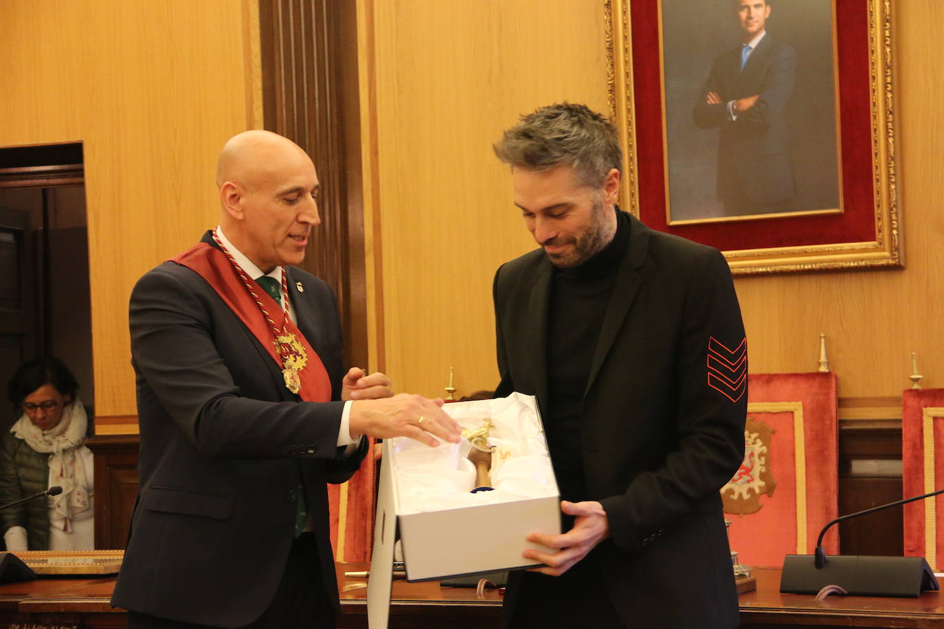 Un emocionado Dani Martínez recoge hoy en el salón de plenos del Ayuntamiento de León y de manos de su alcalde el título que reconoce al cómico como hijo predilecto de la ciudad | Rodeado de su familia y de la corporación municipal, se ha reconocido como «un leonés más que ha tenido la suerte de tener el altavoz para decir lo que todos los leoneses sentimos».