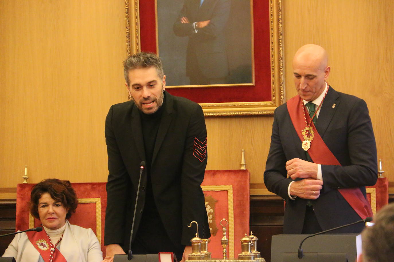 Un emocionado Dani Martínez recoge hoy en el salón de plenos del Ayuntamiento de León y de manos de su alcalde el título que reconoce al cómico como hijo predilecto de la ciudad | Rodeado de su familia y de la corporación municipal, se ha reconocido como «un leonés más que ha tenido la suerte de tener el altavoz para decir lo que todos los leoneses sentimos».