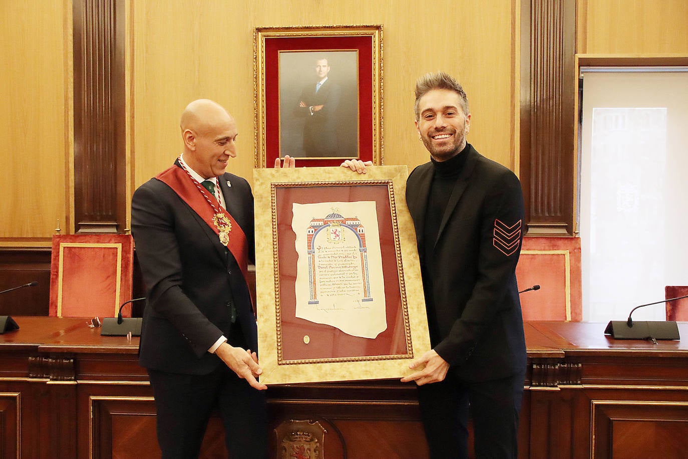 Un emocionado Dani Martínez recoge hoy en el salón de plenos del Ayuntamiento de León y de manos de su alcalde el título que reconoce al cómico como hijo predilecto de la ciudad | Rodeado de su familia y de la corporación municipal, se ha reconocido como «un leonés más que ha tenido la suerte de tener el altavoz para decir lo que todos los leoneses sentimos».