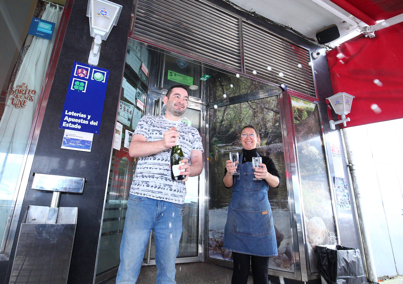 La suerte sonrió hoy al bar Moderno de la localidad ponferradina de Columbrianos, donde se vendieron 30 décimos del Gordo de la Navidad. Tras la barra, el propietario del local, José Ángel Álvarez, dejaba ver su ilusión tras repartir un total de 12 millones de euros entre sus clientes habituales. «Está repartido por la zona», señalaba José Ángel, que confió en que los agraciados puedan disfrutar de su premio.