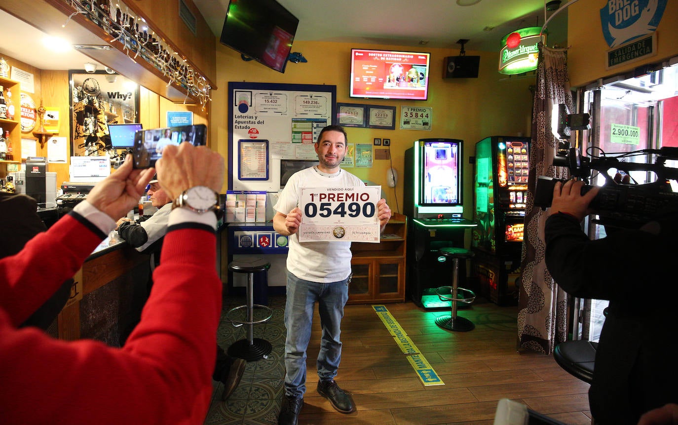 La suerte sonrió hoy al bar Moderno de la localidad ponferradina de Columbrianos, donde se vendieron 30 décimos del Gordo de la Navidad. Tras la barra, el propietario del local, José Ángel Álvarez, dejaba ver su ilusión tras repartir un total de 12 millones de euros entre sus clientes habituales. «Está repartido por la zona», señalaba José Ángel, que confió en que los agraciados puedan disfrutar de su premio.