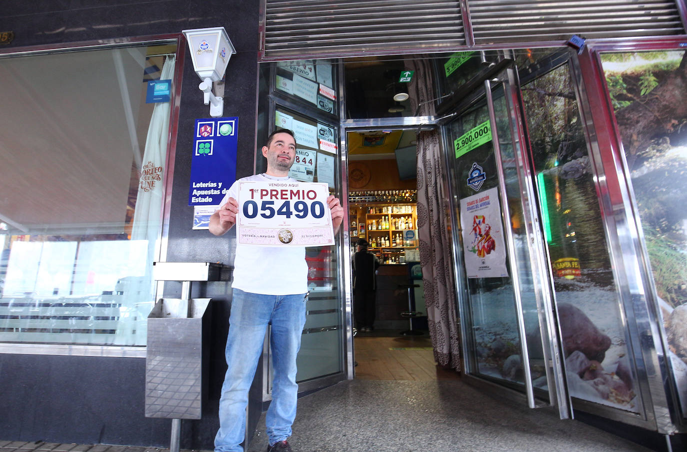 La suerte sonrió hoy al bar Moderno de la localidad ponferradina de Columbrianos, donde se vendieron 30 décimos del Gordo de la Navidad. Tras la barra, el propietario del local, José Ángel Álvarez, dejaba ver su ilusión tras repartir un total de 12 millones de euros entre sus clientes habituales. «Está repartido por la zona», señalaba José Ángel, que confió en que los agraciados puedan disfrutar de su premio.