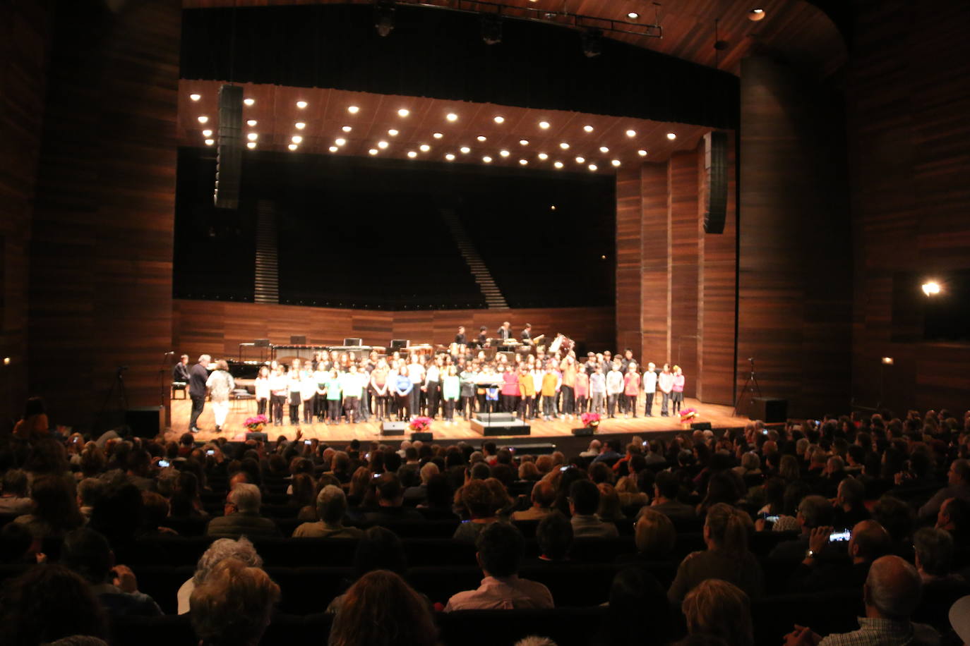 El Auditorio de León ha acogido este jueves, 22 de diciembre, el tradicional concierto de Navidad que ofrece las diferentes agrupaciones musicales del Conservatorio Profesional de Música de León.