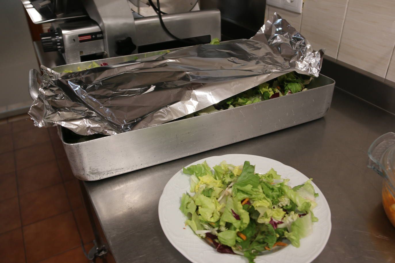 Preparativos del comedor social para las comidas de Navidad. 